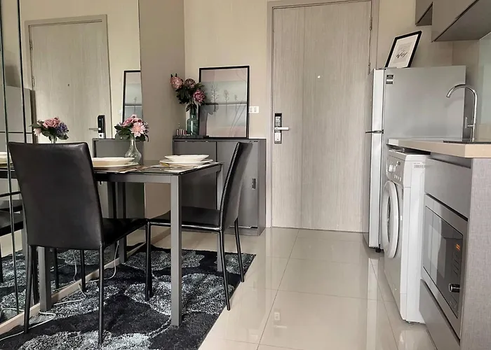 Luxury In Khlong Toei Views Skytrain Access 曼谷
